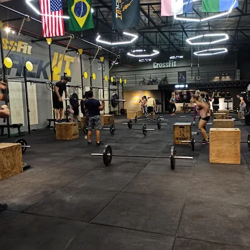 Interior do box CrossFit Blacklit durante uma aula