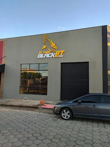 Fachada da CrossFit Blacklit durante o dia