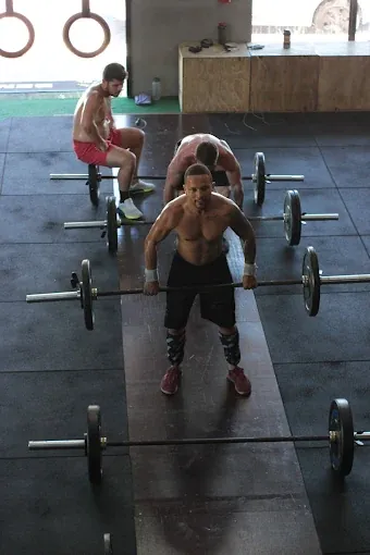 Alunos durante treino de levantamento de peso